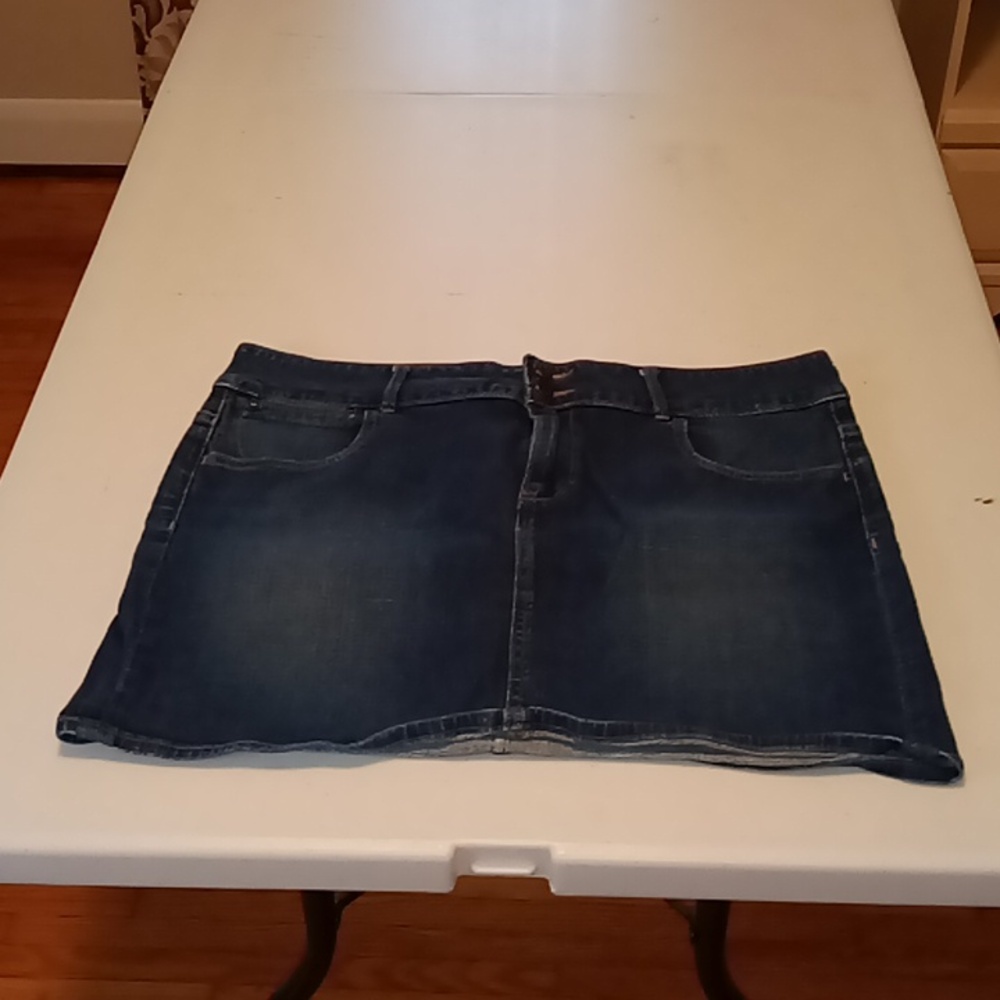 Women's jean skirt dark blue with pockets. Old Navy size 14.